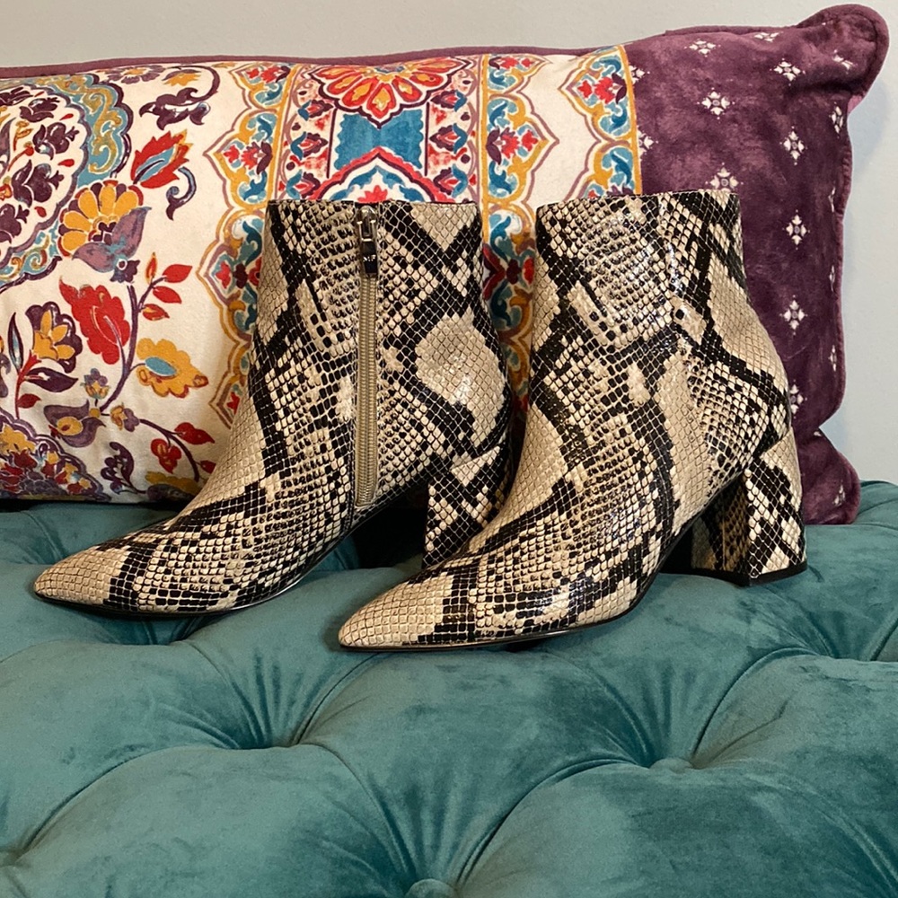 Sexy snakeskin pointed heel booties